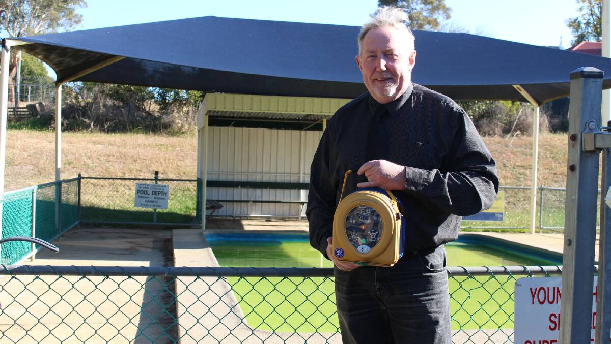 NEW LIFE: Upper Lachlan Shire Councillor John Searl JP with the new defibrillator at Gunning Swimming Pool. Photo supplied.