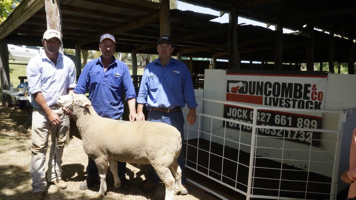 Andbo stud principal Andrew Seaman with top price buyer Peter Selmes “Kydeen” Crookwell and auctioneer Jock Duncombe. Photo Paul Anderson.