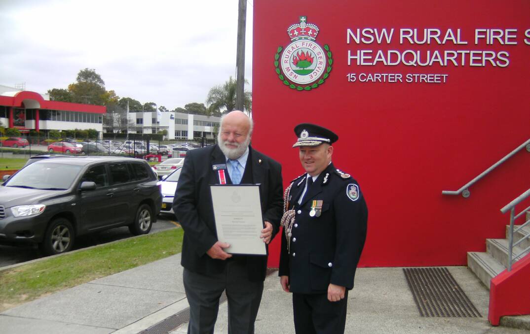 The Deputy Captain Crookwell Rural Fire Brigade Norm Fountain with Commissioner Shane Fitzsimmons AFSM