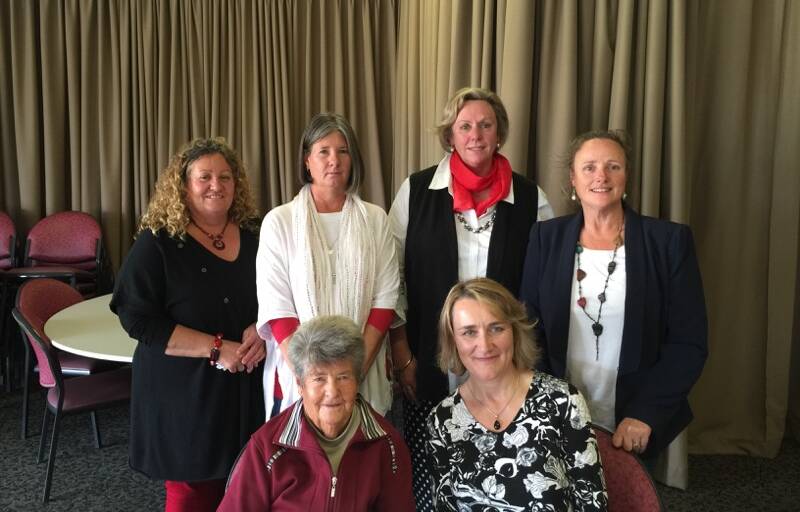 B Grade Mixtures: Back Nicki Spackman, Sharyn Hammond, Beth Wheelwright, Libby Webster, Front , Avis Blowes non playing team member, Lorna Vallely