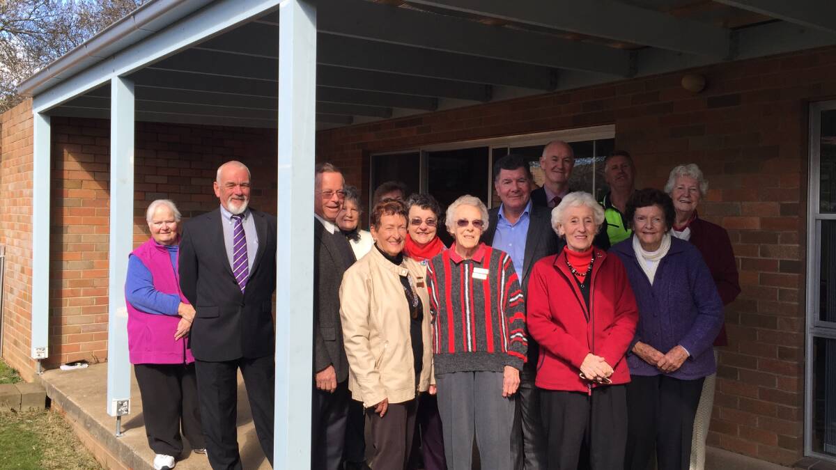 Southern Phone’s Managing Director Mark Warren and Business Development Manager Jeff Ludlow visited the Crookwell Senior Citizens building to inspect the new pergola area last week. Mayor John Shaw and the General Manager of Upper Lachlan  Council John Bell along with members of the Senior Citizens Club welcomed the inspection