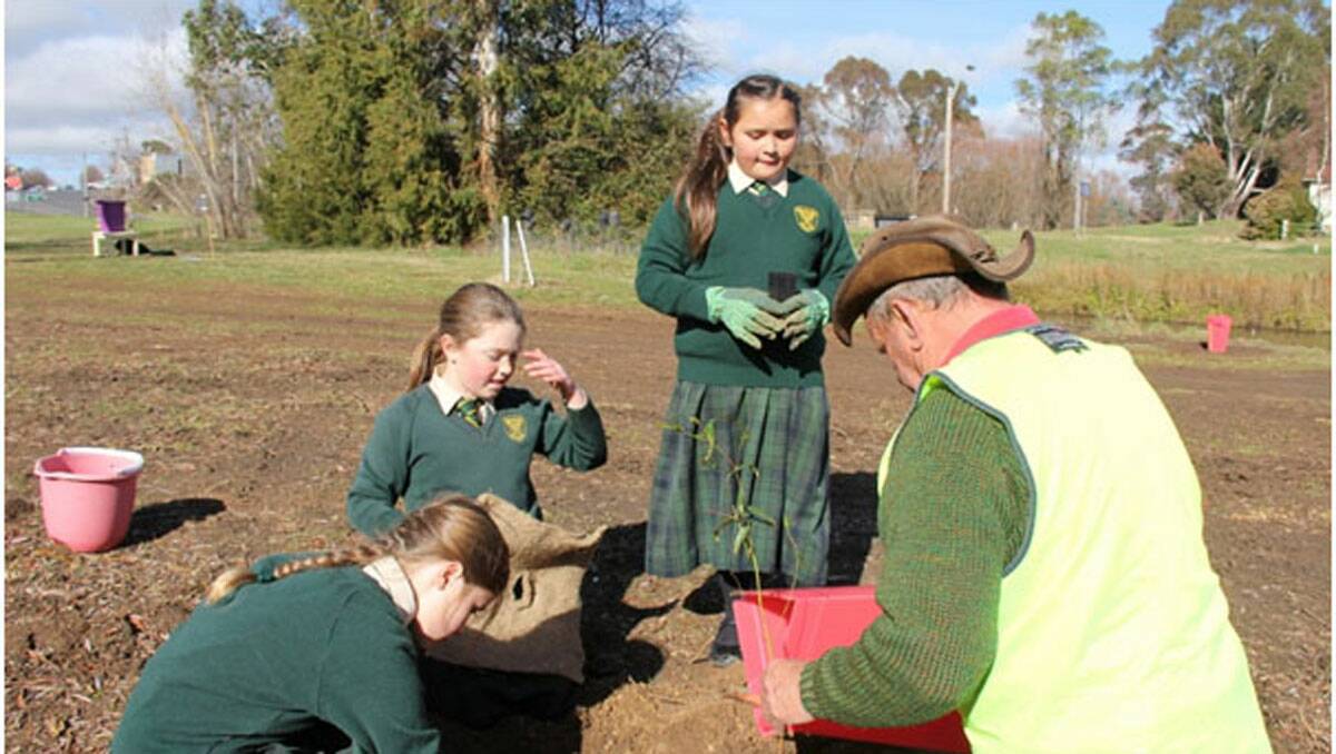 Emily, Kiara and Misha with Barry Murphy. Misha was excited to plant a tree for the first time and by the end of the day had planted five trees and she can’t wait to bring her father to the creek to show him.