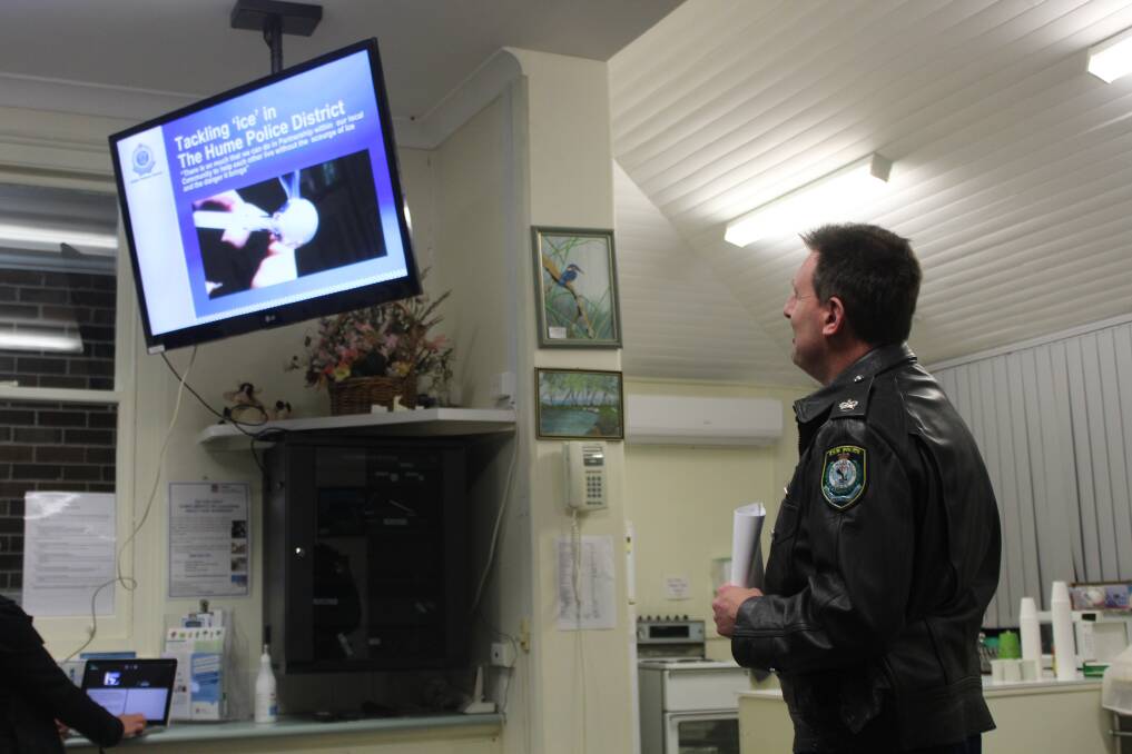 Hume Police District chief inspector Brendan Bernie presents to the large crowd at the Crookwell Drug and Ice Forum. Photo: Mariam Koslay