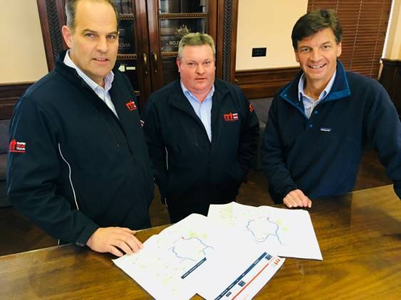 Angus Taylor meets with Rapid Relief Team director Lloyd Grimshaw (left) and managing director Ron Arkcoll who are organising a donation of 20 road trains of hay to arrive into NSW from Western Australia in the coming fortnight.  Photo supplied.