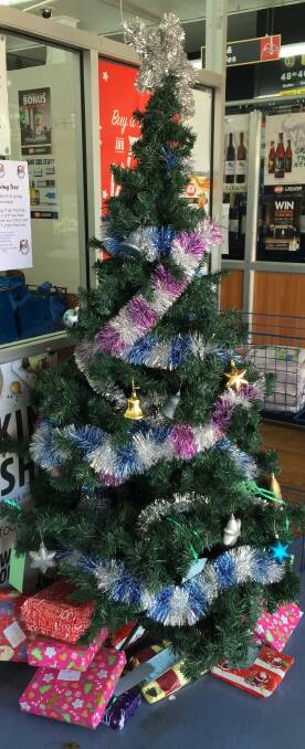 The Christmas Giving tree at the front of the IGA. Photo Bronwyn Haynes.