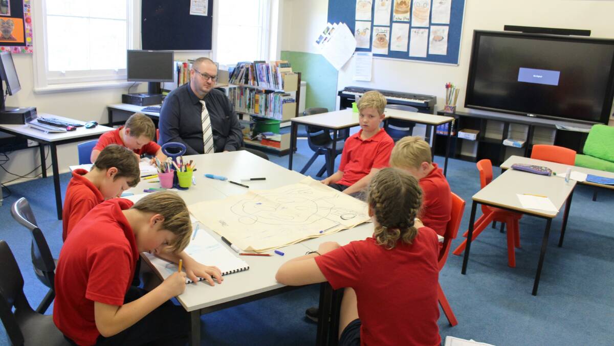 Nigel Hicks assisting Binda students with their STEM projects. Photo supplied.
