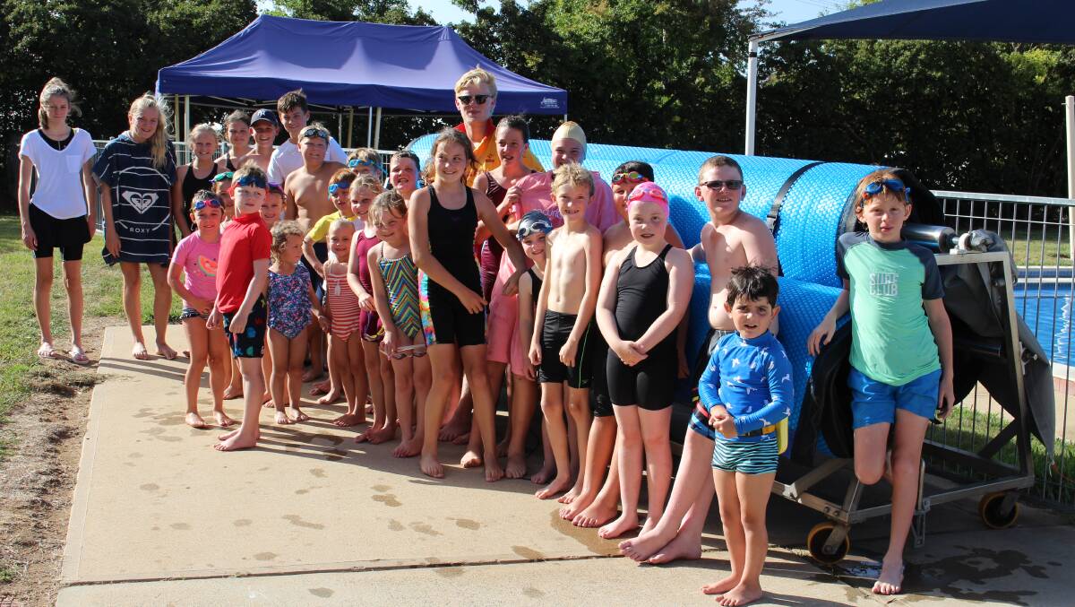 Pool Attendant Bailey Anderson and members of the Crookwell Amateur Lifesaving and Swimming Club. Photo supplied.