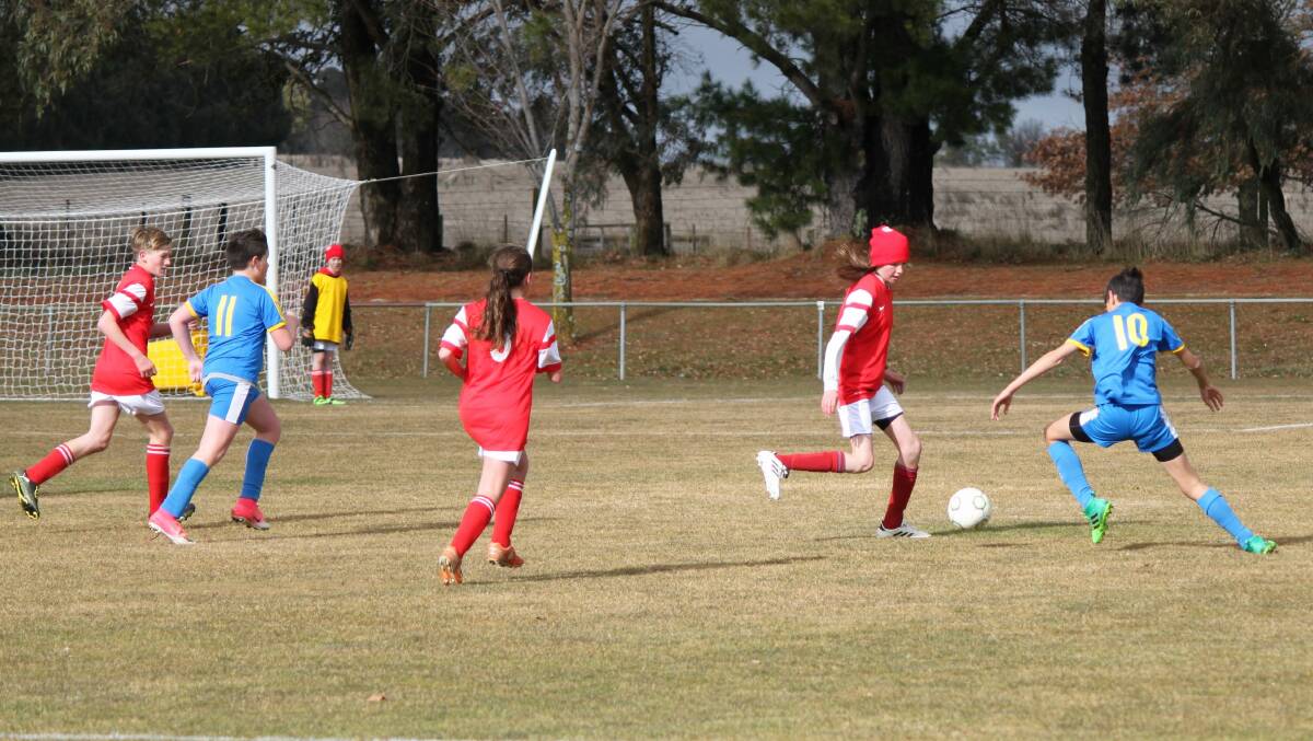 Chad McDonald, Tiana Bill and Tilly Rose track back in defense to stop the Workers attack - Crookwell U13s Soccer - August 4, 2018.