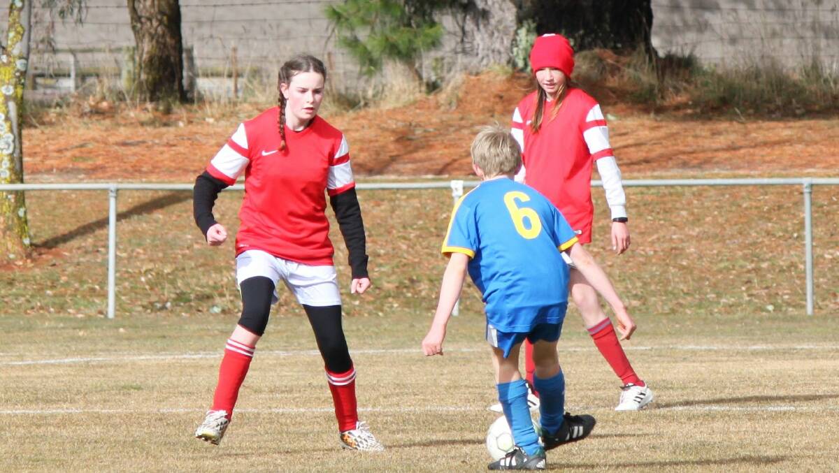 Mikeely Grey and Tilly Rose wait for the Workers to make a move - Crookwell U13s Soccer - August 4, 2018.
