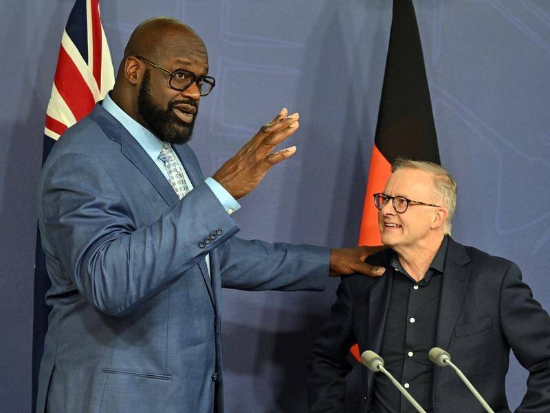 Former NBA star Shaquille O'Neal has met with Anthony Albanese in Sydney. (Mick Tsikas/AAP PHOTOS)