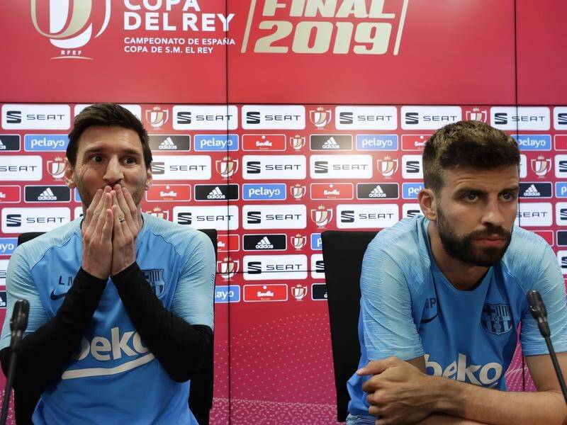 Gerard Pique (r) is angry with the way teammate Lionel Messi (l) was treated by Barcelona.