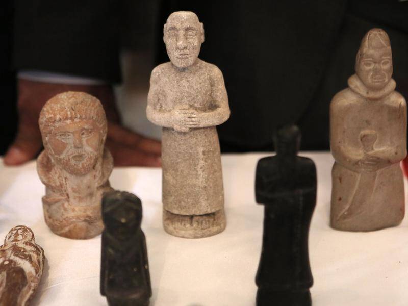 The US is returning looted ancient artifacts to Iraq.