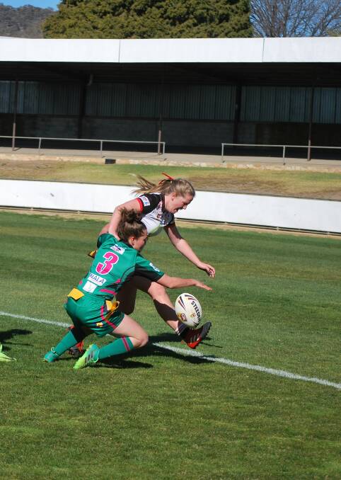 Last gasp: Emily Selmes scoring the winning try with under two minutes remaining. Photo: Ainsleigh Sheridan. 
